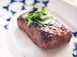 2 Costillas de ternera laqueada de 450g/unidad cocinada a baja temperatura.